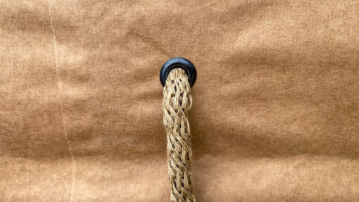 Dettaglio anello con manico cotone e carta avana
